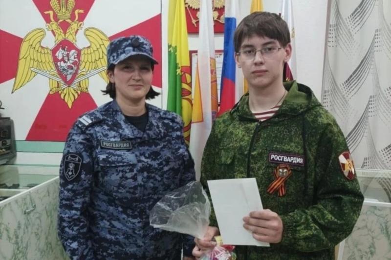 Сотрудник вневедомственной охраны встретилась с воспитанниками военно-спортивного патриотического клуба «Росгвардия»