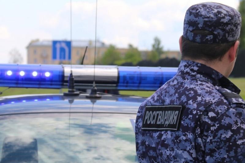 Росгвардия задержала мужчину, угрожавшего медикам и своей спутнице
