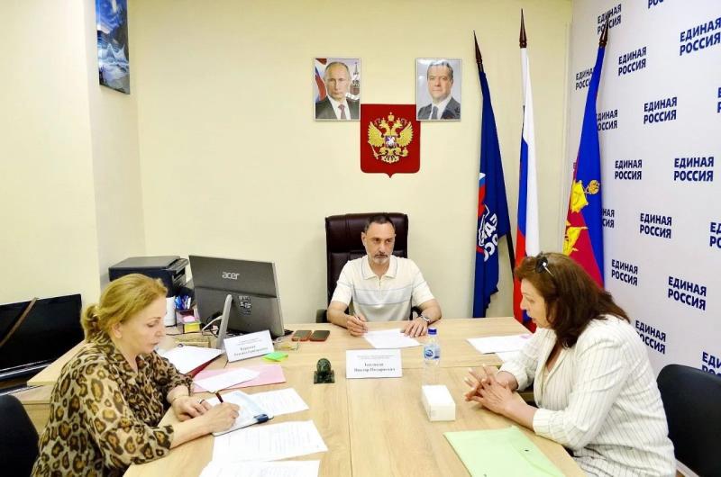 Депутат ЗСК Виктор Тепляков принял граждан в Общественной приёмной