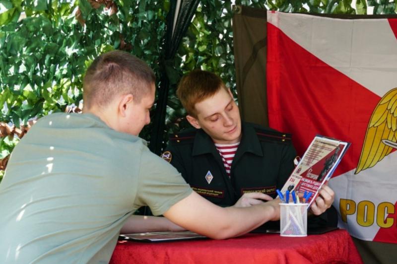 В Кирове в День России прошла акция «На службу в Росгвардию»