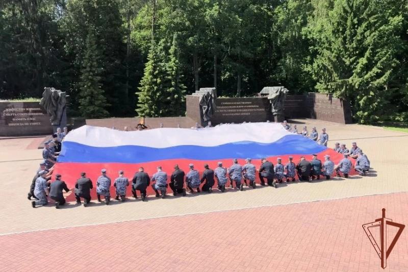 В Брянске росгвардейцы провели патриотическую акцию ко Дню России