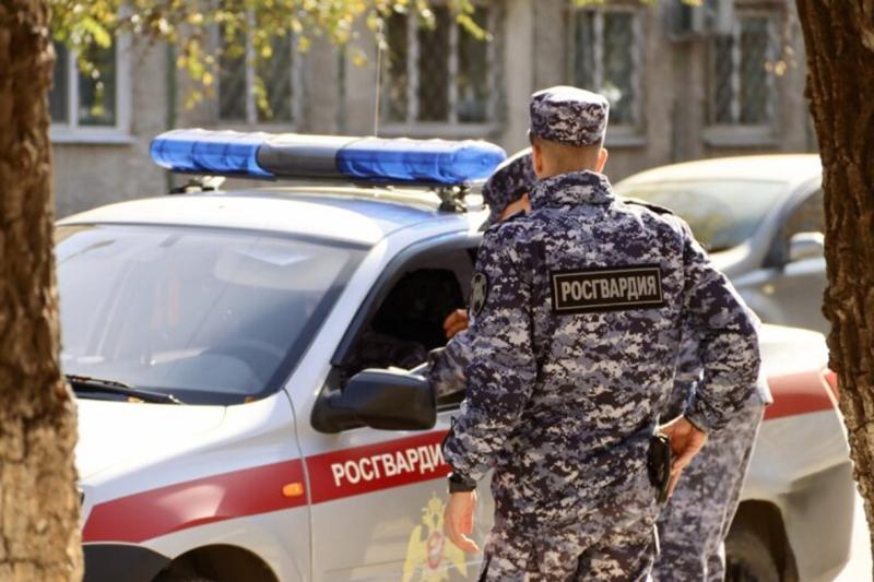 Росгвардейцы задержали мужчину, проникшего в городское кафе