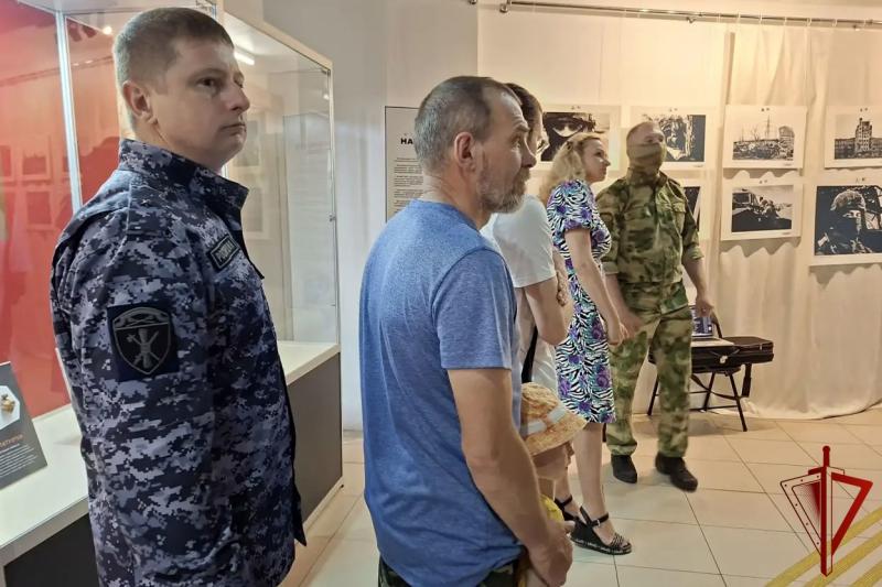 ПРЕДСТАВИТЕЛЬ УПРАВЛЕНИЯ РОСГВАРДИИ ПО ВОРОНЕЖСКОЙ ОБЛАСТИ ПОСЕТИЛ ОТКРЫТИЕ ФОТОВЫСТАВКИ «НА СТРАНИЦАХ ИСТОРИИ»