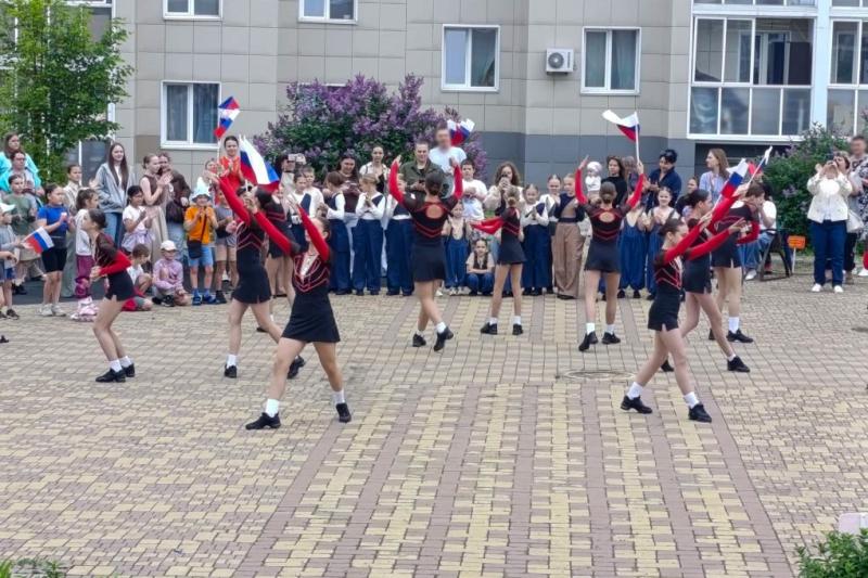 Росгвардейцы и их дети стали участниками флешмоба в честь Дня России