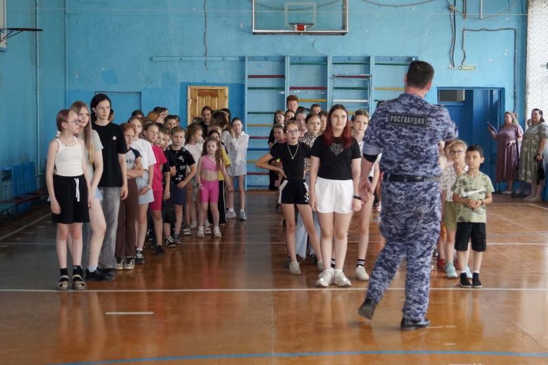 «Каникулы с Росгвардией» стартовали для анжеросудженских школьников