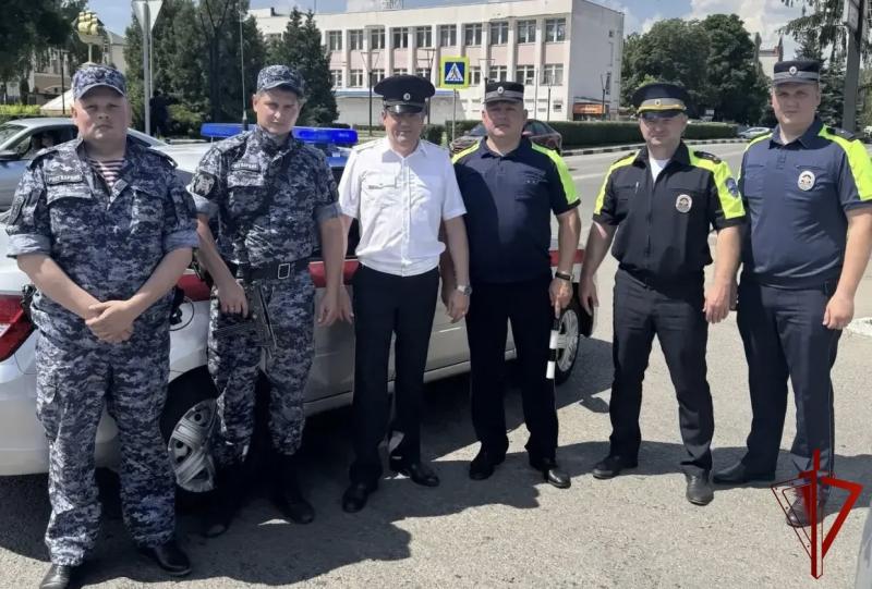 СОТРУДНИКИ РОСГВАРДИИ ВОРОНЕЖСКОЙ ОБЛАСТИ ОБЕСПЕЧИЛИ ОХРАНУ ОБЩЕСТВЕННОГО ПОРЯДКА В ДЕНЬ РОССИИ