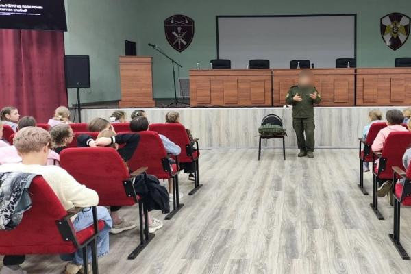 В Мордовии росгвардейцы рассказали молодому поколению о дистанционных преступлениях