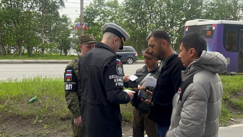 Военные следователи и сотрудники военной полиции провели рейд по поиску уклоняющихся от воинского учета натурализованных граждан в Мурманске