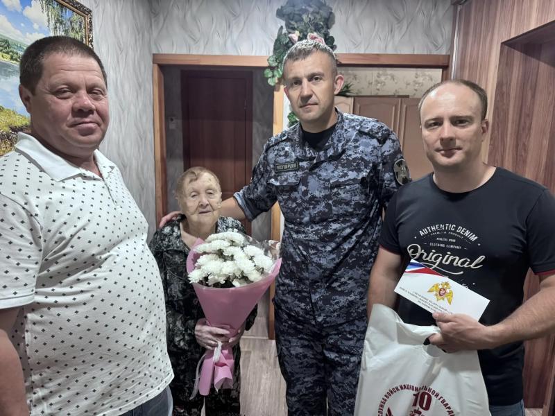 Росгвардейцы поздравили с 95-летием вдову погибшего при исполнении коллеги
