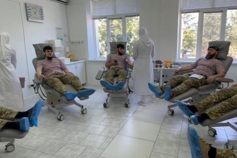 В Грозном сотрудники Росгвардии сдали кровь в рамках Всемирного дня донора