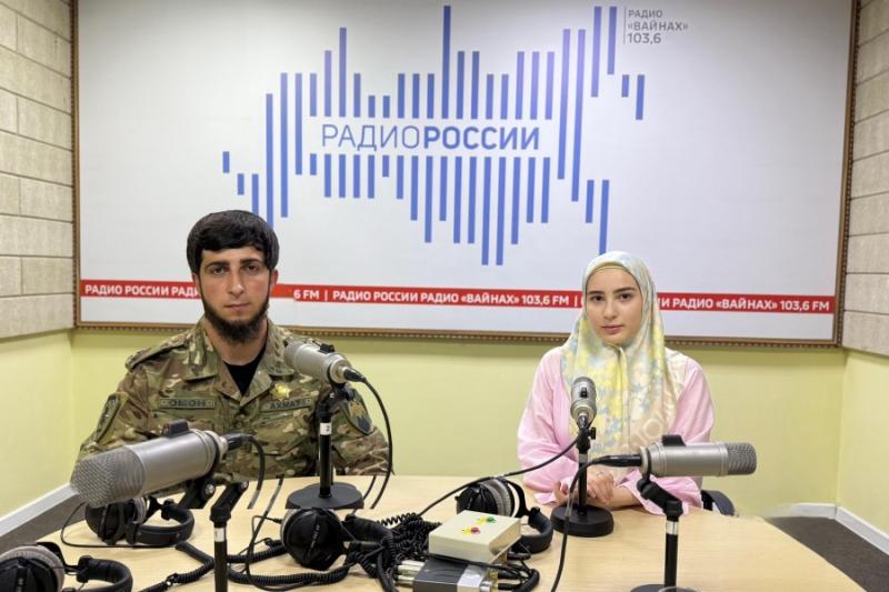 В Грозном кинолог Росгвардии выступил в эфире регионального радио