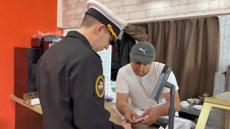 В Мурманске проверили мигрантов