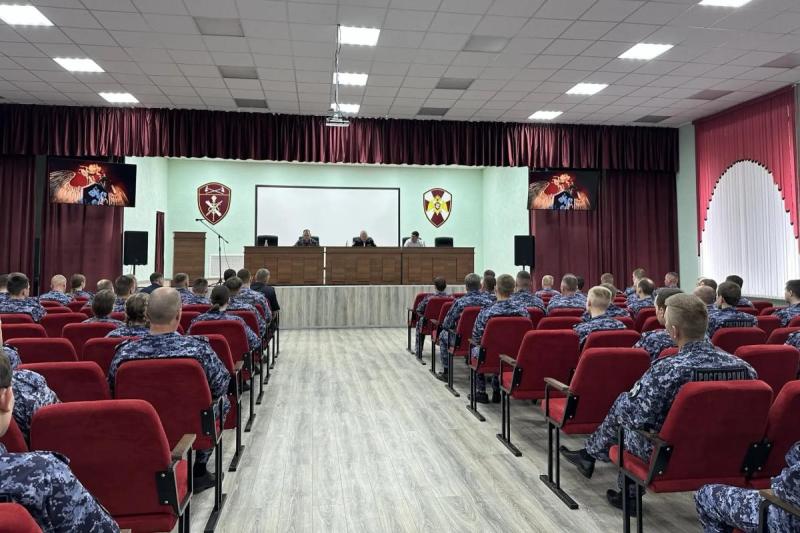 Конструктивный диалог: начальник Управления Росгвардии по Республике Мордовия Андрей Каринкин встретился с личным составом отдельного батальона полиции