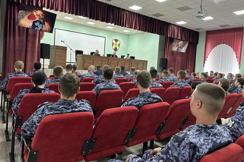 Конструктивный диалог: начальник Управления Росгвардии по Республике Мордовия Андрей Каринкин встретился с личным составом отдельного батальона полиции