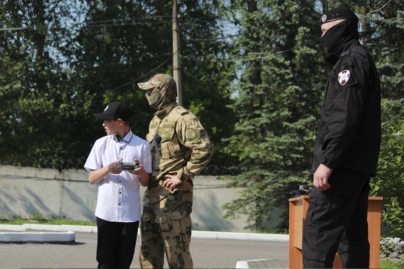 Сотрудники ОМОН «Рубеж» пригласили на службу юного изобретателя из Белова