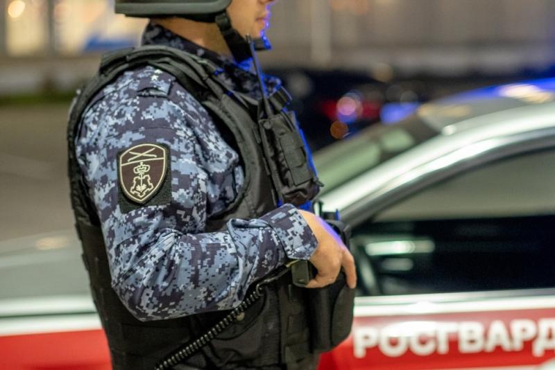 Росгвардейцы предоставили возможность юнармейцам познакомиться со службой