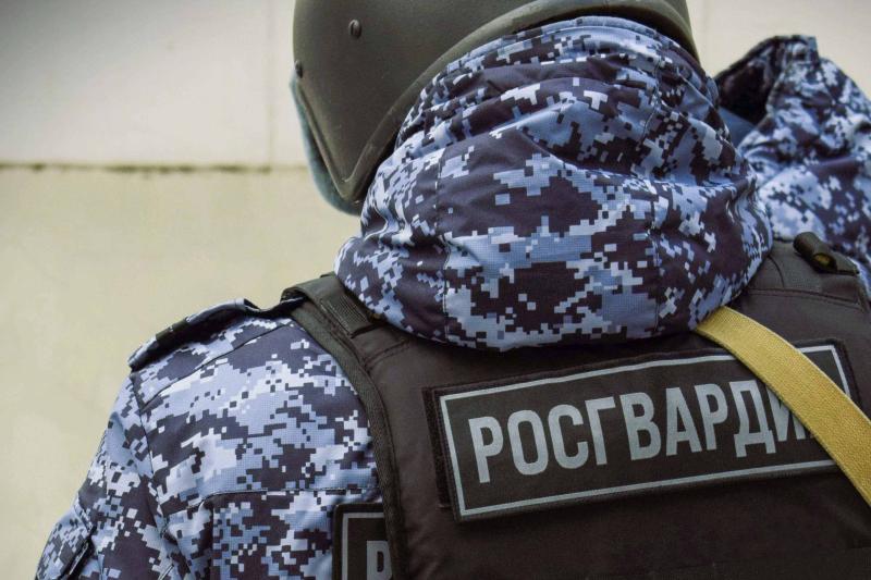 Росгвардейцы задержали мужчину за повреждение автомобиля горожанина
