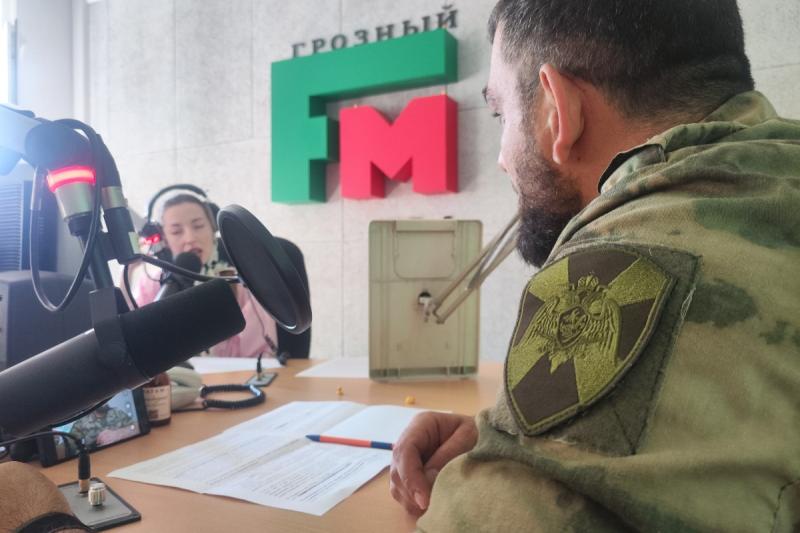 Военнослужащий ОГВ(с) выступил в эфире радио ЧГТРК «Грозный» ко Дню ветерана боевых действий