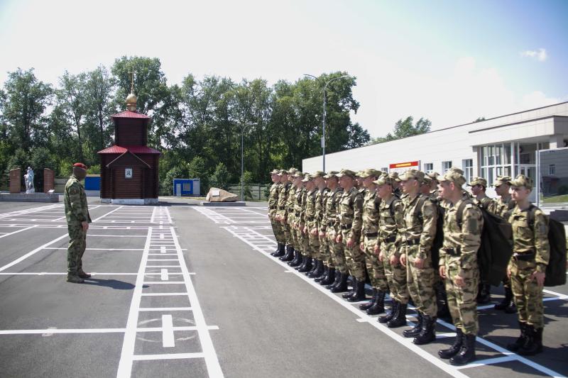 Спецназ Росгвардии напутствовал будущих военнослужащих легендарной дивизии