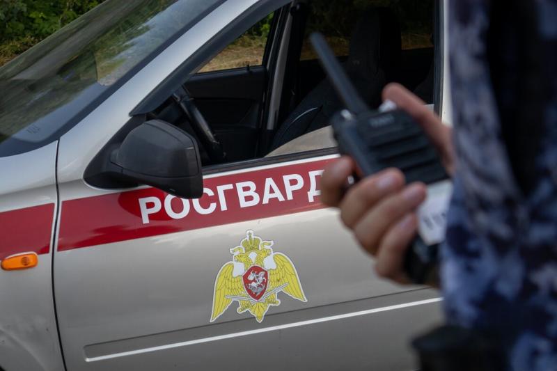 Росгвардейцы задержали новосибирца, разбившего телефон своей знакомой в гостинице