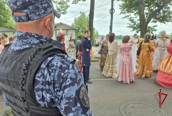 Росгвардейцы обеспечили общественную безопасность во время театрального шествия