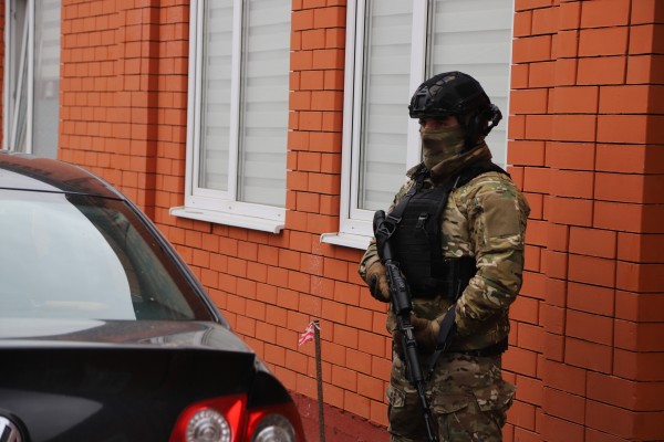 В Республике Ингушетия при силовой поддержке спецназа Росгвардии задержан рецидивист, подозреваемый в публичных призывах к осуществлению террористической деятельности
