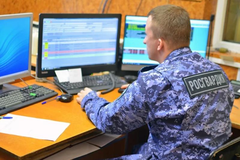Росгвардейцы задержали новокузнечанку при попытке вынести из гипермаркета товары на 13 тысяч рублей