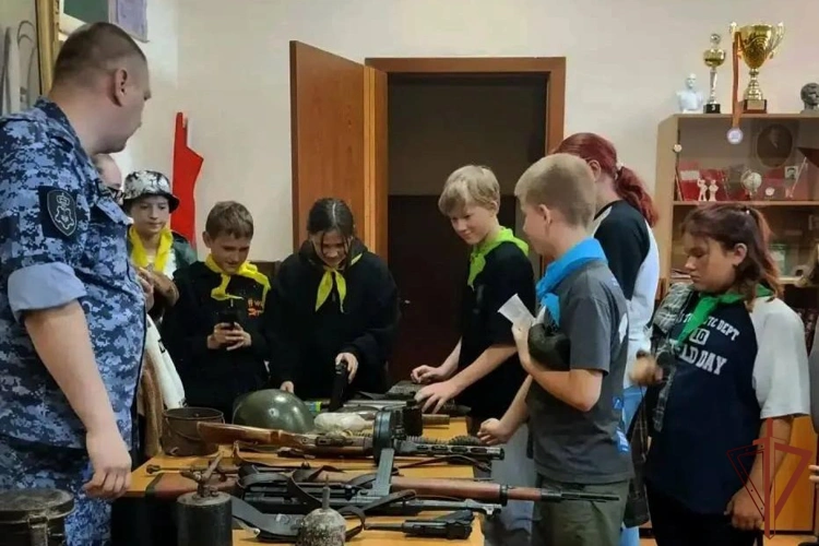 Сотрудники Росгвардии провели патриотические и познавательные мероприятия для школьников в Подмосковье
