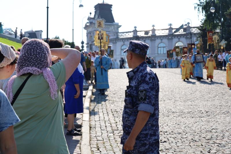 В Казани Росгвардия приняла участие в обеспечении безопасности крестного хода и освящения храма