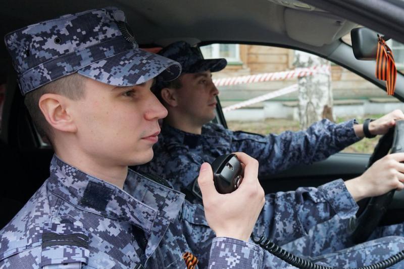 Росгвардейцы задержали новокузнечанку, повредившую дверь соседки после замечания
