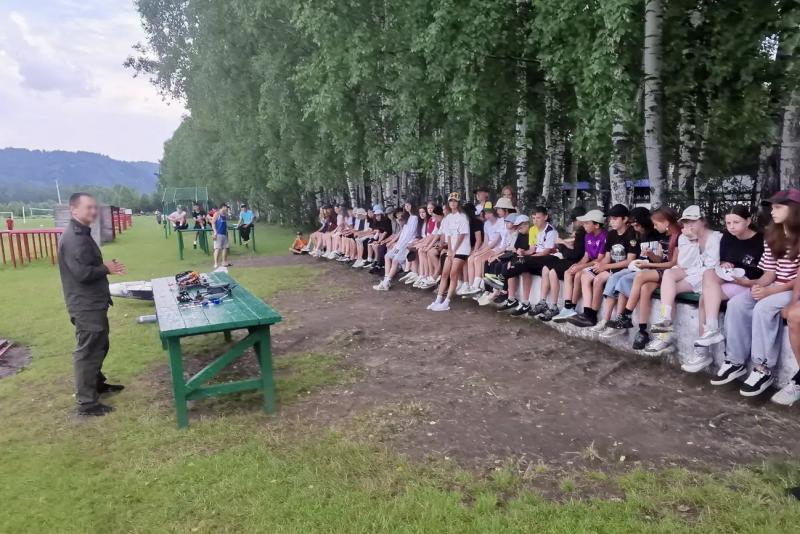 Сотрудник СОБР «Мустаг» познакомил воспитанников лагеря с технологиями современного спецназа