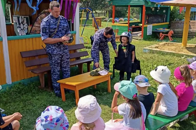 Юные тисульчане примерили экипировку сотрудников Росгвардии