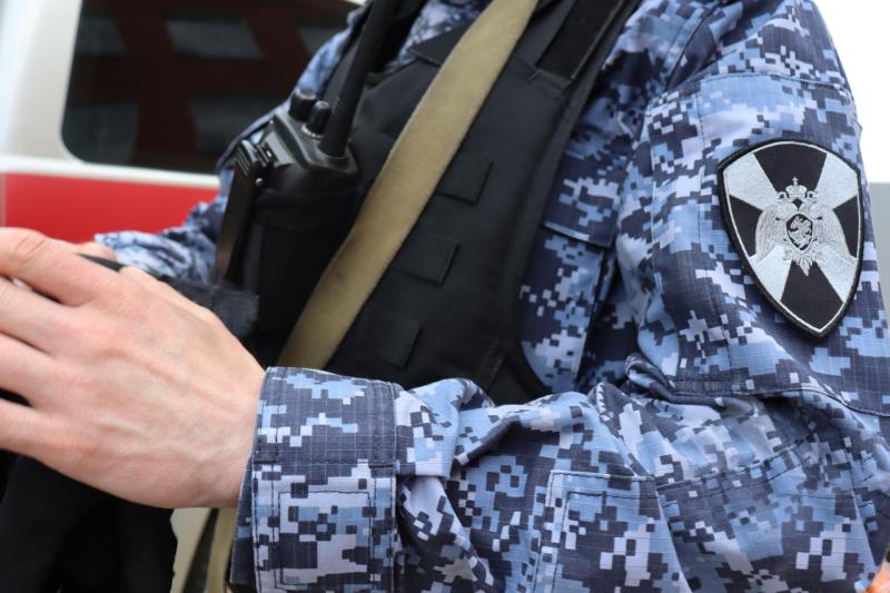 Росгвардейцы задержали кемеровчанина при попытке вынести алкоголь из гипермаркета под одеждой