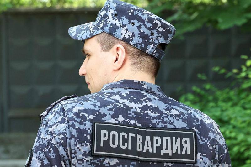 Росгвардейцы за семь минут задержали мужчину, похитившего телефон у несовершеннолетней