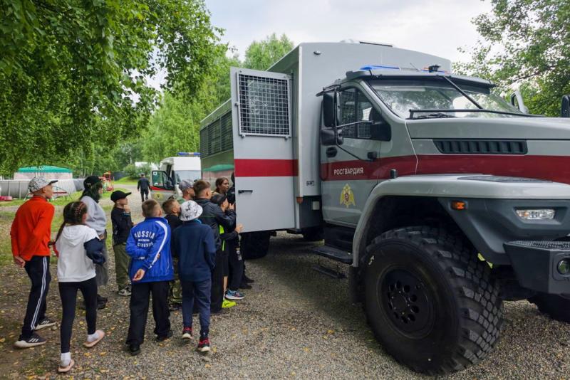 Воспитанники детского лагеря познакомились со службой спецподразделения Росгвардии