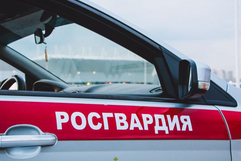 Росгвардейцы задержали мужчину, спрятавшего бутылку алкоголя в брюках