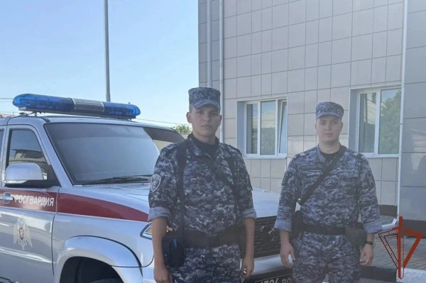 В Белгороде сотрудники Росгвардии помогли в эвакуации жильцов многоквартирного дома после атаки беспилотника ВСУ
