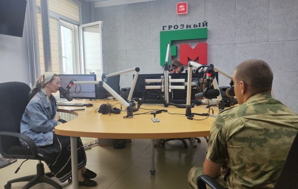 В эфире ЧГТРК «Грозный» военнослужащий ОГВ(с) рассказал о службе и любимом хобби