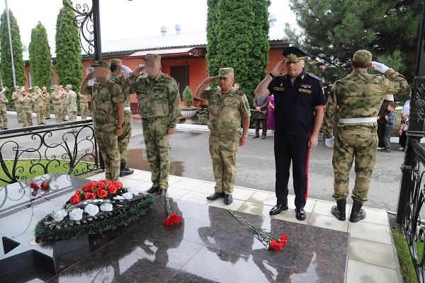 Заместитель командующего ОГВ(с) поздравил личный состав назрановского полка Росгвардии с годовщиной образования