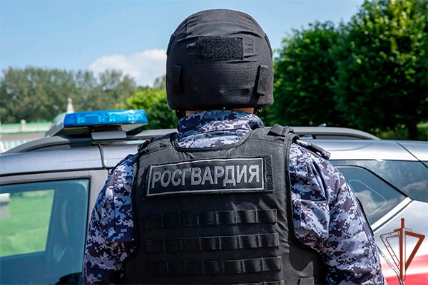 Росгвардейцы задержали мужчину с наркотическими веществами на востоке Москвы (видео)