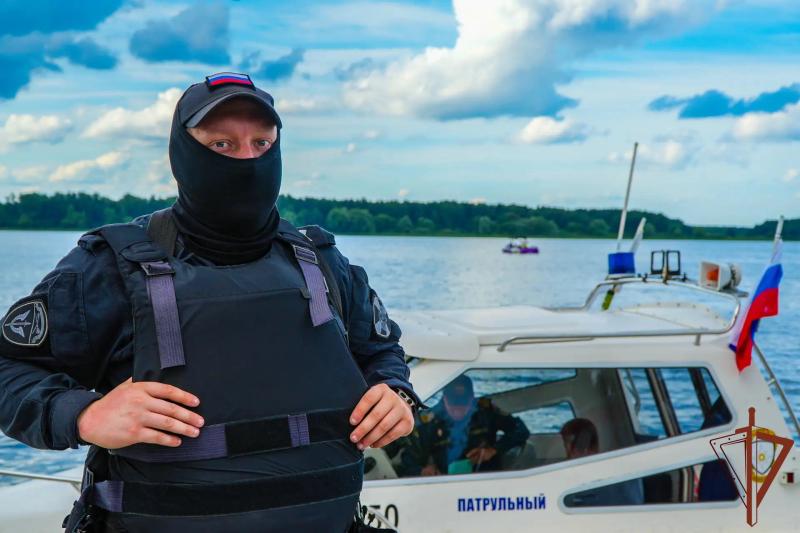 Бойцы спецподразделения столичного главка Росгвардии приняли участие в масштабном рейде на подмосковном водоеме (видео)