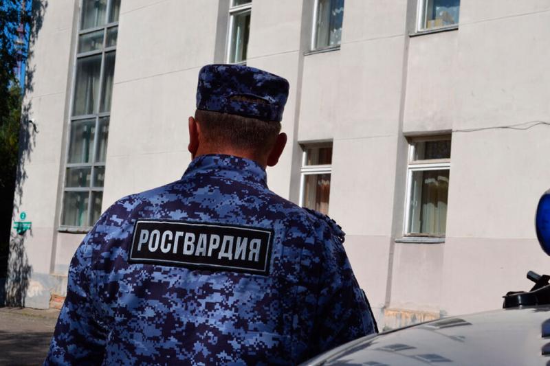 Росгвардейцы задержали молодого человека с неоплаченными товарами в рюкзаке