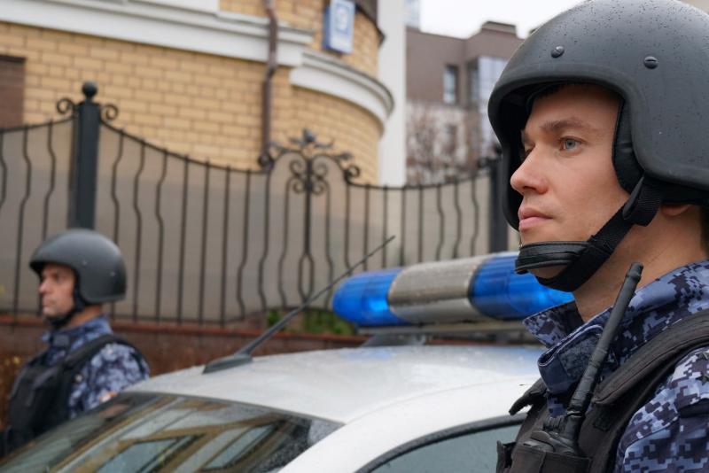 Росгвардейцы задержали мужчину, провоцировавшего конфликт в торговом центре