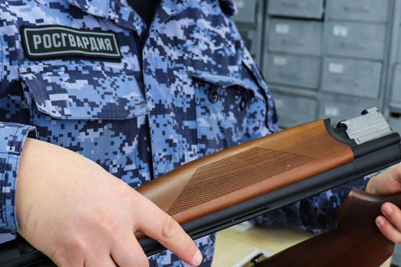 Жительница Кузбасса передала правоохранителям найденное в реке ружье
