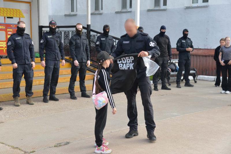 Сотрудники СОБР «Варк» провели «Зарядку с Росгвардией» для школьников Салехарда