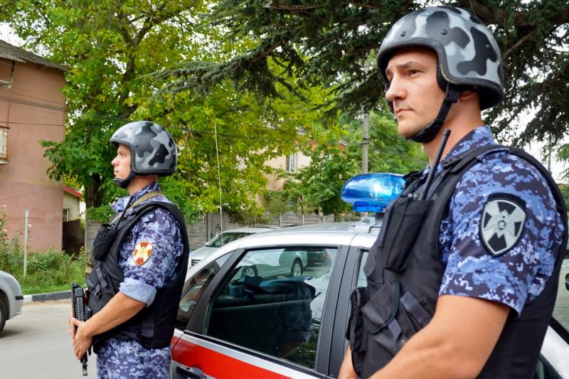 Росгвардейцы задержали мужчину, запустившего табуретом в родственницу за замечание о пьянстве