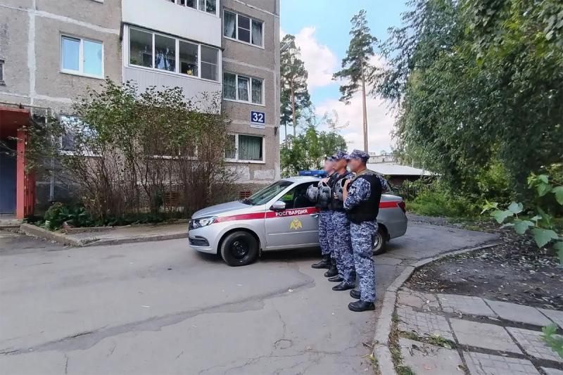 В Снежинске росгвардейцы предотвратили тяжёлые последствия пожара, эвакуировав жильцов из горящего дома