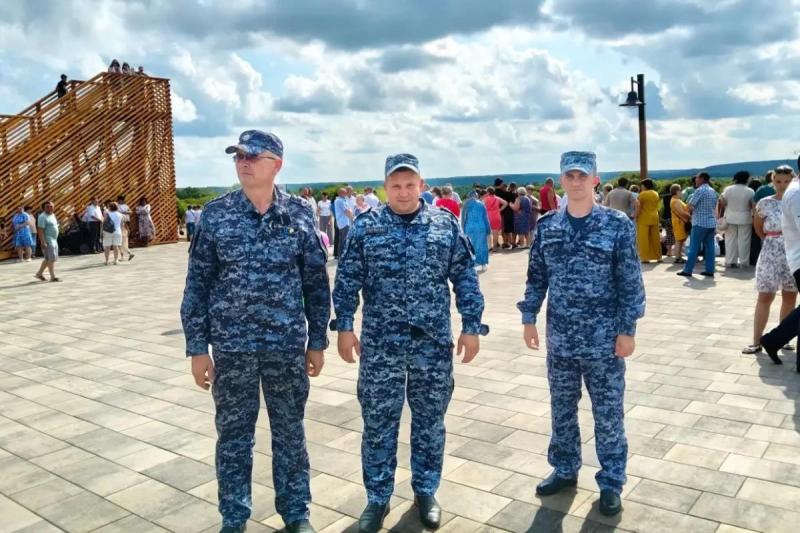 Сотрудники Росгвардии обеспечили охрану общественного порядка во время праздников в Темникове