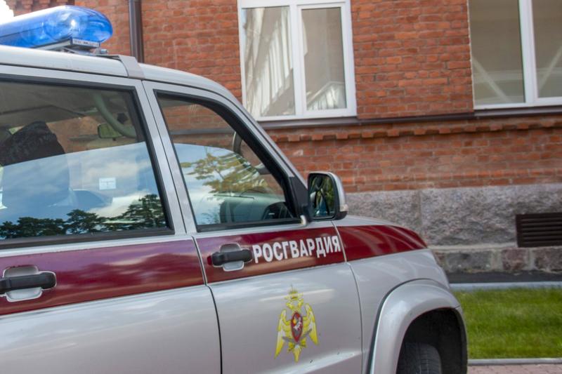 Кемеровские росгвардейцы задержали нетрезвого мужчину, угрожавшего жильцам ножом