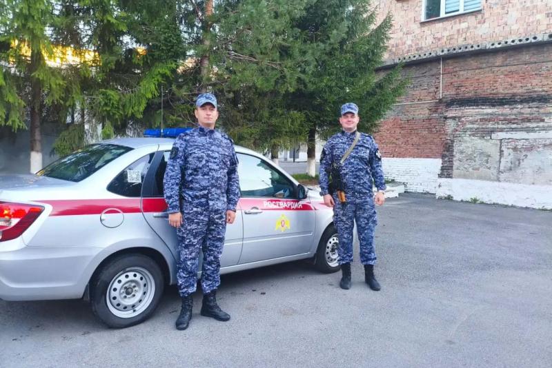 Росгвардейцы помогли предотвратить распространение огня в гаражных боксах